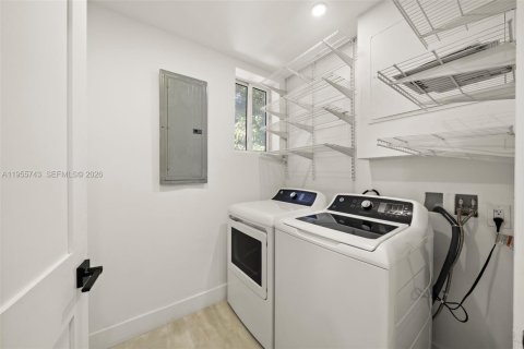 House in Miami Beach, Florida 4 bedrooms, 227.8 sq.m. № 2018016 - photo 25