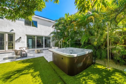 House in Miami Beach, Florida 4 bedrooms, 227.8 sq.m. № 2018016 - photo 2