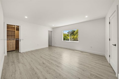 House in Miami Beach, Florida 4 bedrooms, 227.8 sq.m. № 2018016 - photo 15