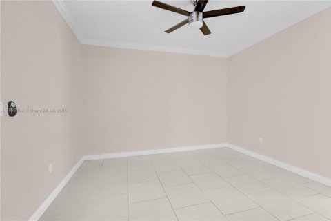 Touwnhouse à louer à Miami, Floride: 3 chambres, 148.83 m2 № 1946244 - photo 11