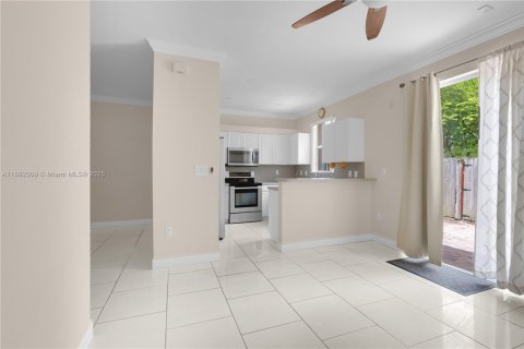 Touwnhouse à louer à Miami, Floride: 3 chambres, 148.83 m2 № 1946244 - photo 13