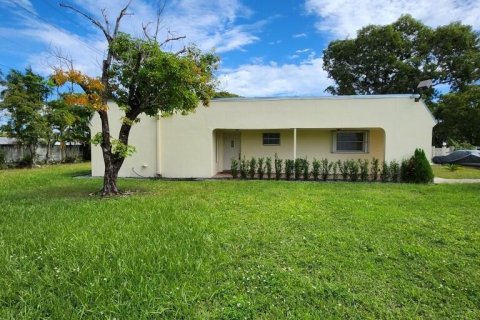 Condo in Miami, Florida, 2 bedrooms № 2081512 - photo 2