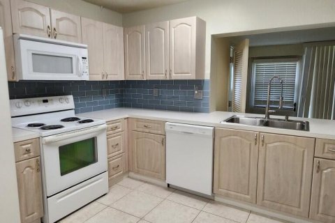 Condo in Miami, Florida, 2 bedrooms № 2081512 - photo 4