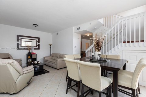 Condo in Pembroke Pines, Florida, 3 bedrooms  № 1887825 - photo 2