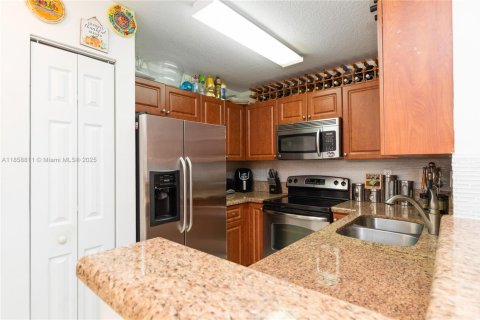 Condo in Pembroke Pines, Florida, 3 bedrooms  № 1887825 - photo 12