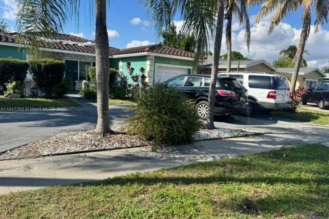 Купить виллу или дом в Маргит, Флорида 3 спальни, 161.46м2, № 1972283 - фото 1