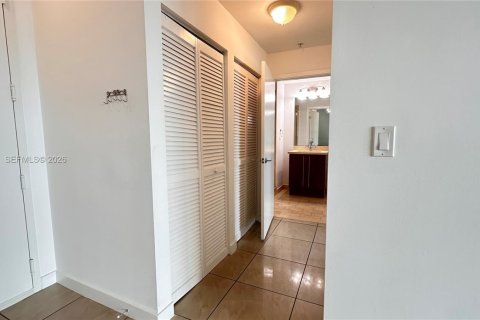 Condo in Miami, Florida, 1 bedroom № 2052264 - photo 9