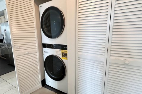 Condo in Miami, Florida, 1 bedroom № 2052264 - photo 8