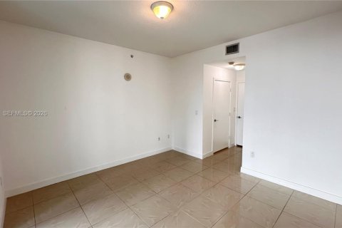 Condo in Miami, Florida, 1 bedroom № 2052264 - photo 12