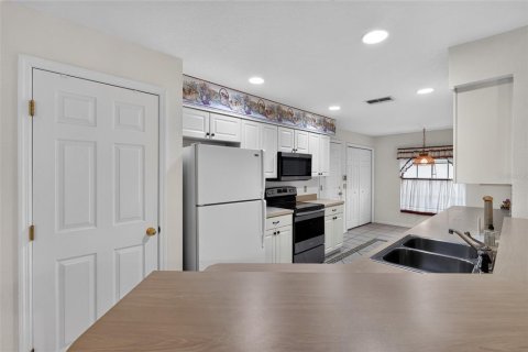 House in Winter Haven, Florida 3 bedrooms, 156.54 sq.m. № 2221459 - photo 2