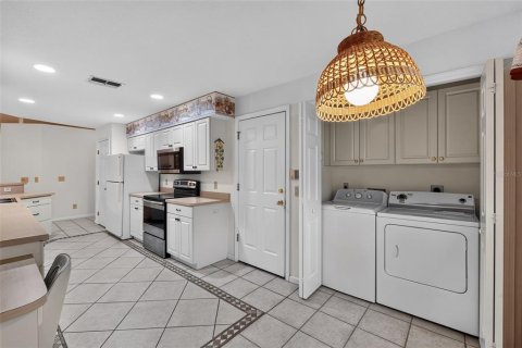 House in Winter Haven, Florida 3 bedrooms, 156.54 sq.m. № 2221459 - photo 3