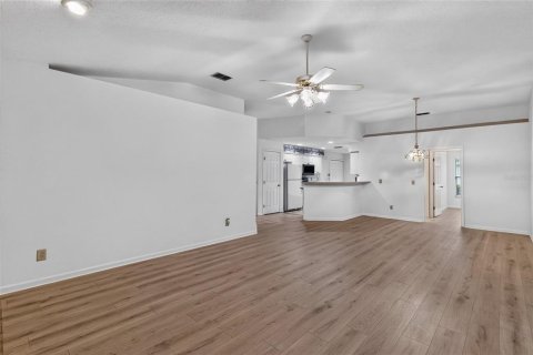 House in Winter Haven, Florida 3 bedrooms, 156.54 sq.m. № 2221459 - photo 5