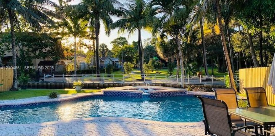 Villa ou maison à Fort Lauderdale, Floride 3 chambres № 2417429