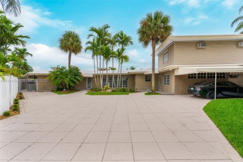 House in Fort Lauderdale, Florida 4 bedrooms, 292.64 sq.m. № 1990321 - photo 10