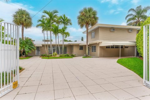 House in Fort Lauderdale, Florida 4 bedrooms, 292.64 sq.m. № 1990321 - photo 9
