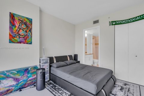 Condo in Miami, Florida, 2 bedrooms  № 1859978 - photo 11