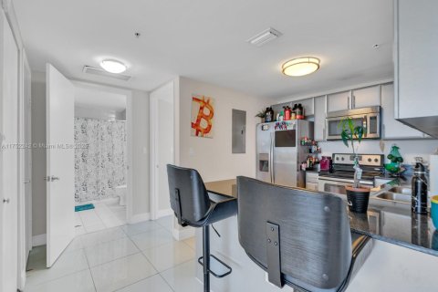 Condo in Miami, Florida, 2 bedrooms  № 1859978 - photo 22
