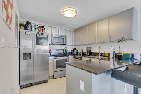 Condo in Miami, Florida, 2 bedrooms  № 1859978 - photo 23