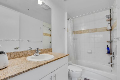 Condo in Miami, Florida, 2 bedrooms  № 1859978 - photo 12