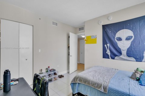 Condo in Miami, Florida, 2 bedrooms  № 1859978 - photo 15
