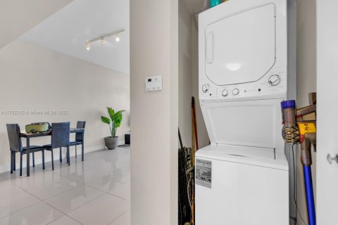 Condo in Miami, Florida, 2 bedrooms  № 1859978 - photo 26