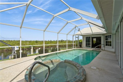 House in Punta Gorda, Florida 3 bedrooms, 196.21 sq.m. № 1813075 - photo 28
