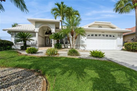 House in Punta Gorda, Florida 3 bedrooms, 196.21 sq.m. № 1813075 - photo 1