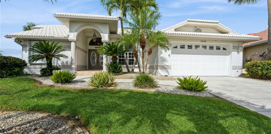 House in Punta Gorda, Florida 3 bedrooms, 196.21 sq.m. № 1813075