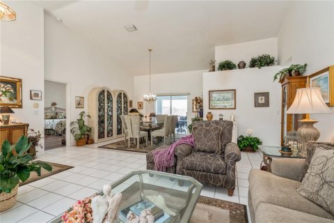 House in Punta Gorda, Florida 3 bedrooms, 196.21 sq.m. № 1813075 - photo 6