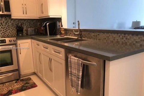 Condo in Miami Beach, Florida, 2 bedrooms  № 1756905 - photo 5