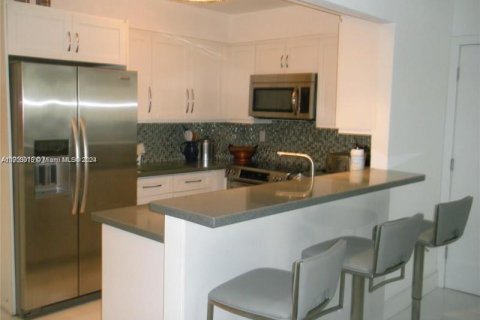Condo in Miami Beach, Florida, 2 bedrooms  № 1756905 - photo 4