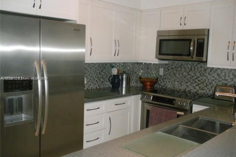 Condo in Miami Beach, Florida, 2 bedrooms  № 1756905 - photo 6