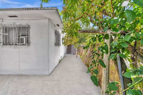 Commercial property in Miami, Florida 143.07 sq.m. № 1998065 - photo 18