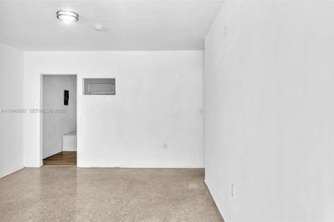 Commercial property in Miami, Florida 143.07 sq.m. № 1998065 - photo 4