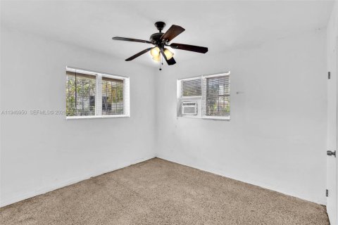 Commercial property in Miami, Florida 143.07 sq.m. № 1998065 - photo 13