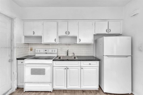 Commercial property in Miami, Florida 143.07 sq.m. № 1998065 - photo 9