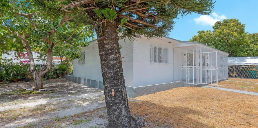 Commercial property in Miami, Florida 143.07 sq.m. № 1998065