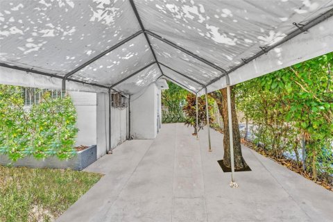 Commercial property in Miami, Florida 143.07 sq.m. № 1998065 - photo 17