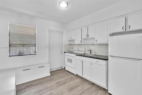 Commercial property in Miami, Florida 143.07 sq.m. № 1998065 - photo 8