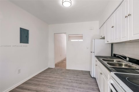 Commercial property in Miami, Florida 143.07 sq.m. № 1998065 - photo 24