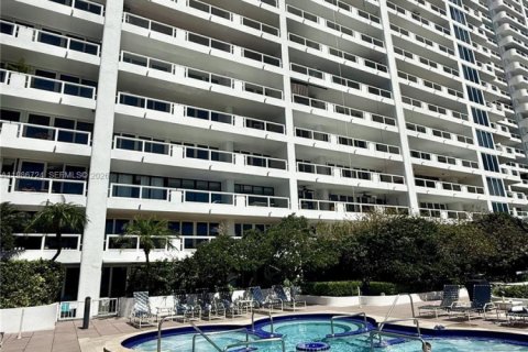 Снять в аренду кондоминиум в Майами, Флорида 1 спальня, 106.65м2, № 2046533 - фото 17