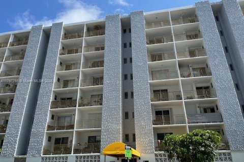 Condo in Miami Beach, Florida, 1 bedroom  № 1994935 - photo 1