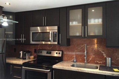 Condo in Miami Beach, Florida, 1 bedroom  № 1994935 - photo 5