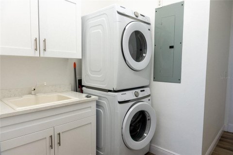 Copropriété à louer à Bradenton, Floride: 5 chambres, 395.76 m2 № 2112525 - photo 9
