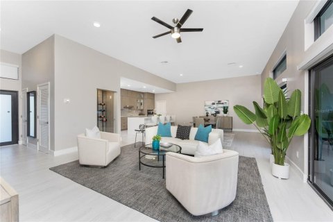 House in Punta Gorda, Florida 4 bedrooms, 218.41 sq.m. № 1851151 - photo 3