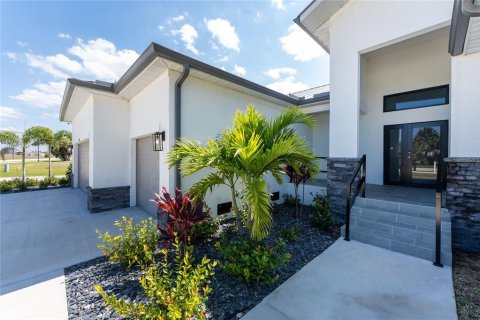 House in Punta Gorda, Florida 4 bedrooms, 218.41 sq.m. № 1851151 - photo 2