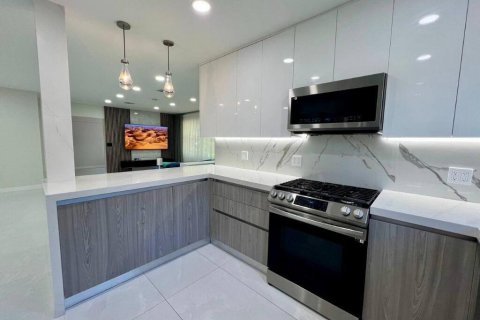 House in Hollywood, Florida 3 bedrooms, 221.48 sq.m. № 2179736 - photo 14