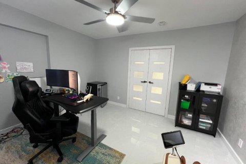 House in Hollywood, Florida 3 bedrooms, 221.48 sq.m. № 2179736 - photo 8