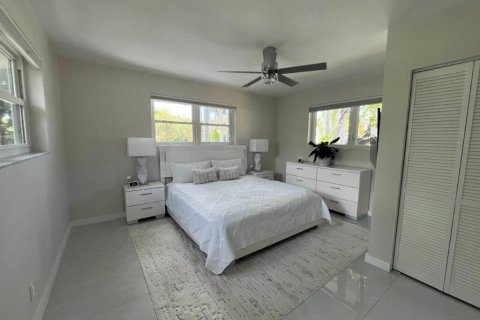 House in Hollywood, Florida 3 bedrooms, 221.48 sq.m. № 2179736 - photo 9