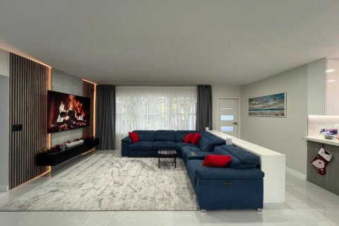 House in Hollywood, Florida 3 bedrooms, 221.48 sq.m. № 2179736 - photo 6